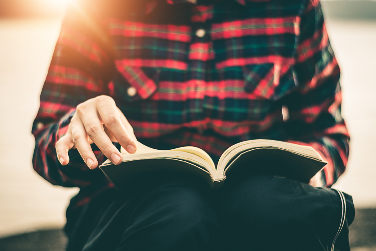 पढ़ने की घटती आदतः कारण, प्रभाव और फिर से स्थापित करने की आवश्यकता